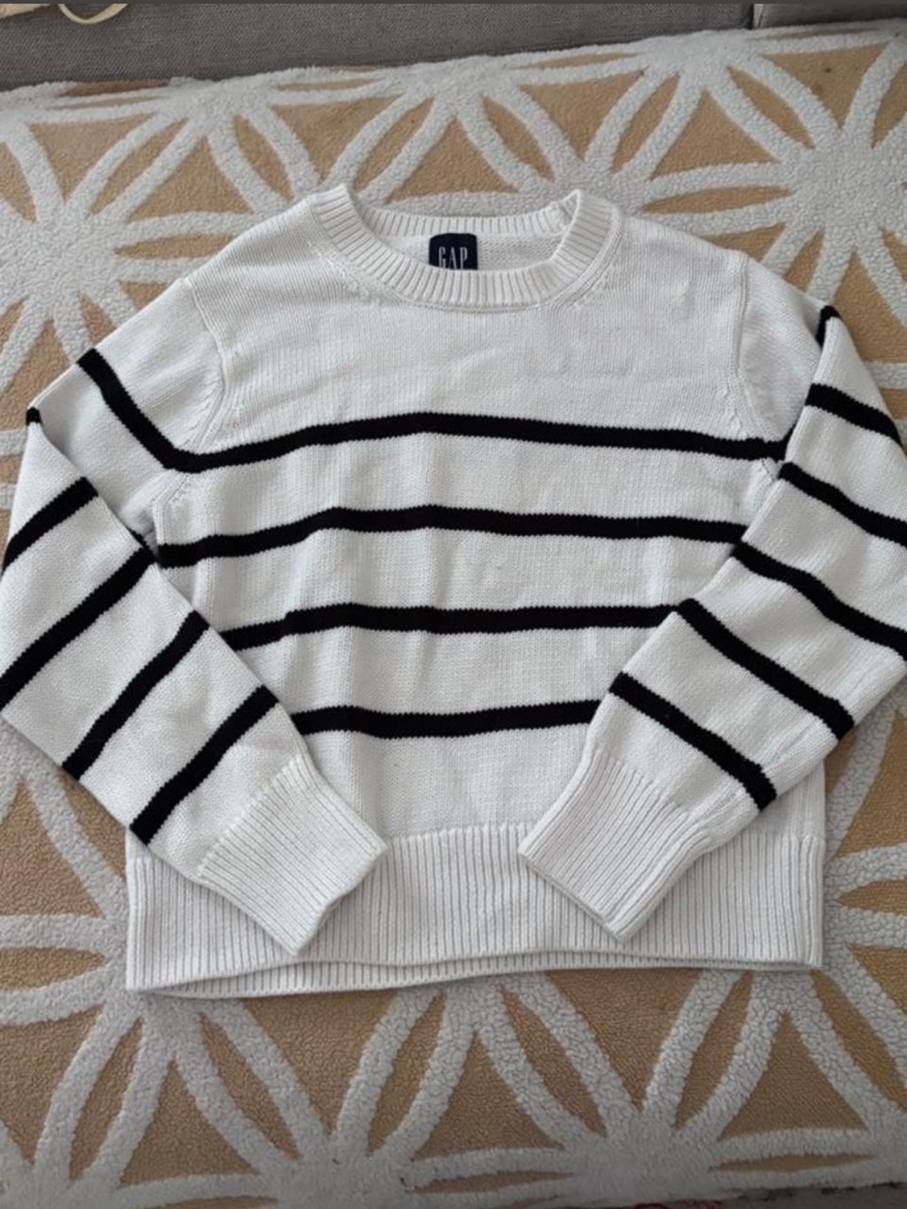 GAP Women’s crew neck sweater